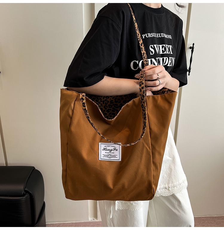 Leopardenmuster Canvas Tragetasche - 2025 Frühjahr/Sommer Mode, Großes Fassungsvermögen, Lässige Pendler-Schultertasche für Damen