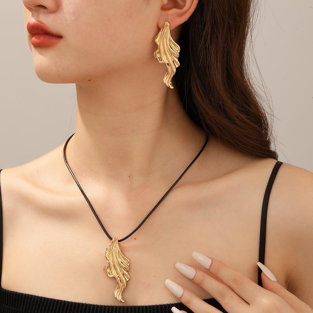 European and American jewelry, curled five-leaf stamen leather chain set, necklace, small fresh earrings chain, lava collarbone chain.