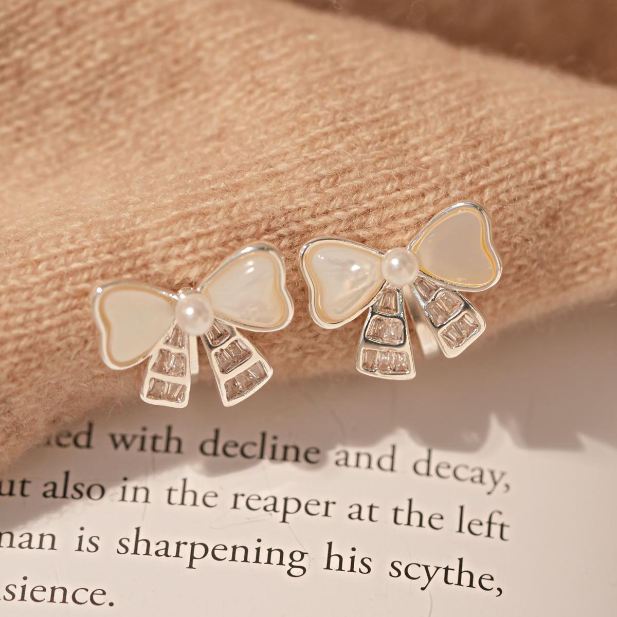 18k Gold Plated Zircon Pearl Bow Ear Clip for Women - No Piercing Needed, Elegant Jewelry.