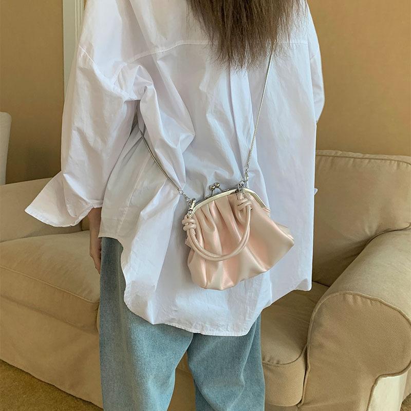 Słodka dziewczyna trzymająca torebkę na pierogi japoński i koreański ins wysokiej jakości tekstura plisowana torebka na klips łańcuszek na ramię crossbody damska torba