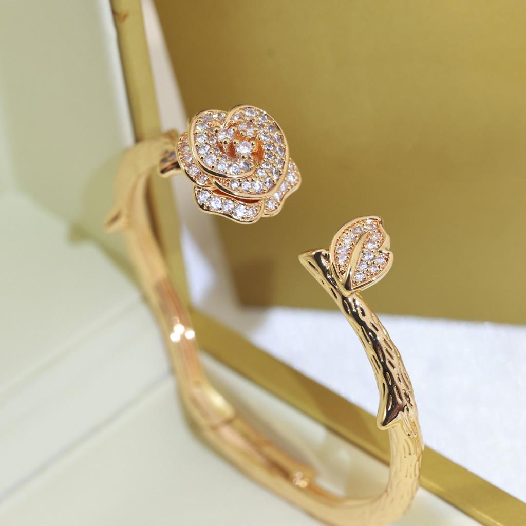 

Rose bracelet made of high-end imported aurous material, vacuum plated with platinum and inlaid with sparkling diamonds