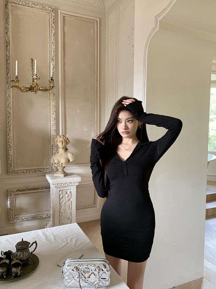 2026 Autumn/Winter V-Neck Slimming Long-Sleeve Dress: Feminine Hip-Hugging Short Skirt