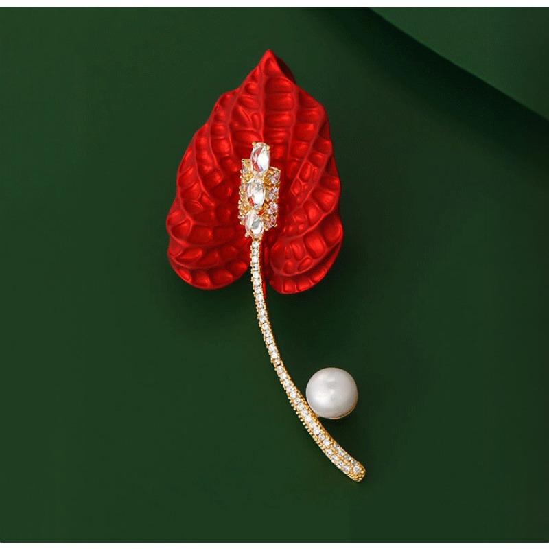 

Брошь «Калла» излучает роскошное и элегантное очарование. Пин для лацкана пиджака модный