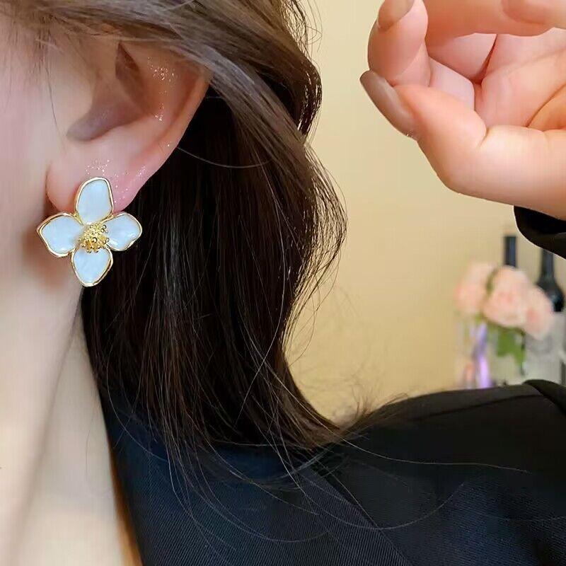 Fashion Korean Women Retro White Flower Earrings Sweet Metal Delicate Stud Earrings for Female Zircon Party Jewelry Accessories
