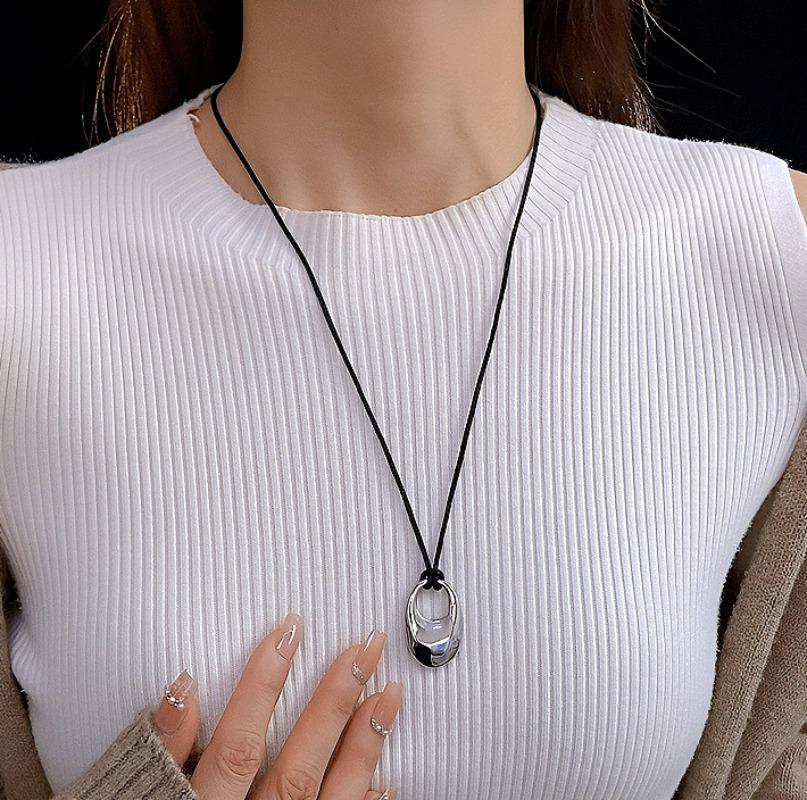 Collier Corde Cuir Noir Minimaliste Femme Automne et Hiver Simple Mode Pendentif Métal Irrégulier Chaîne Pull Longue