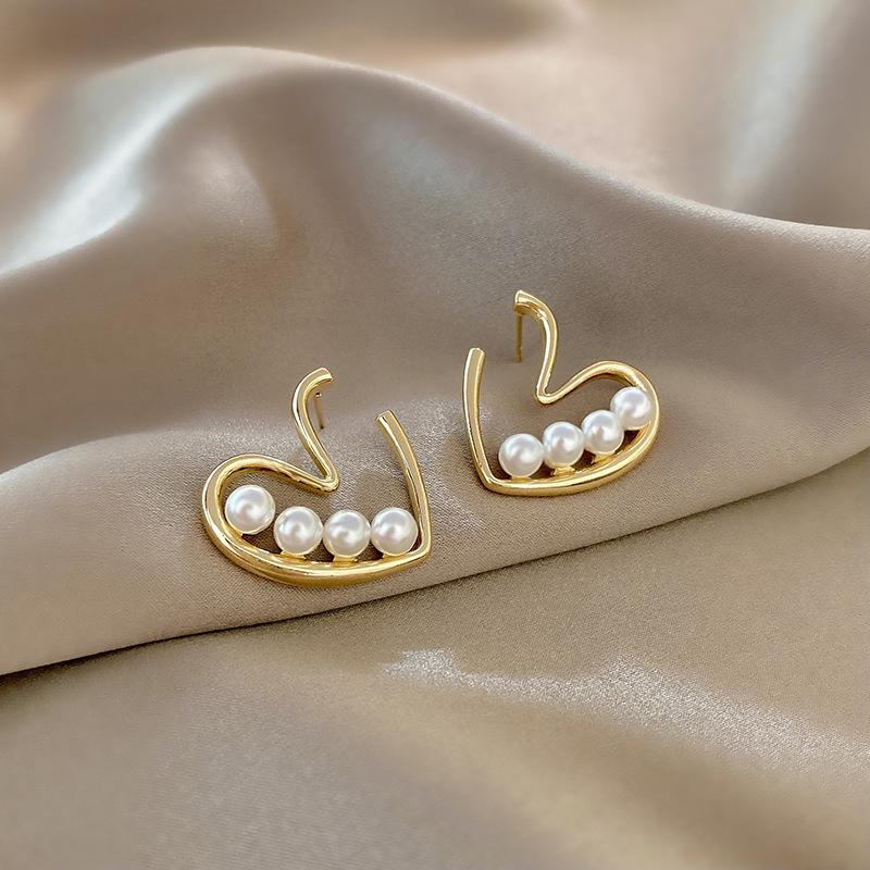 Temperament simple pearl love stud earrings women's light luxury niche design sense high sense Korean versatile earrings ear jewelry