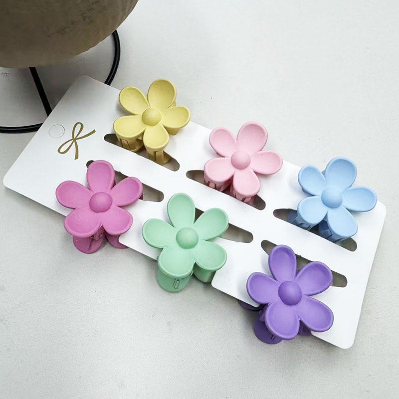 European & American 4CM Frangipani Claw Clip Hairpin - Fashionable Vacation Floral Accessory.