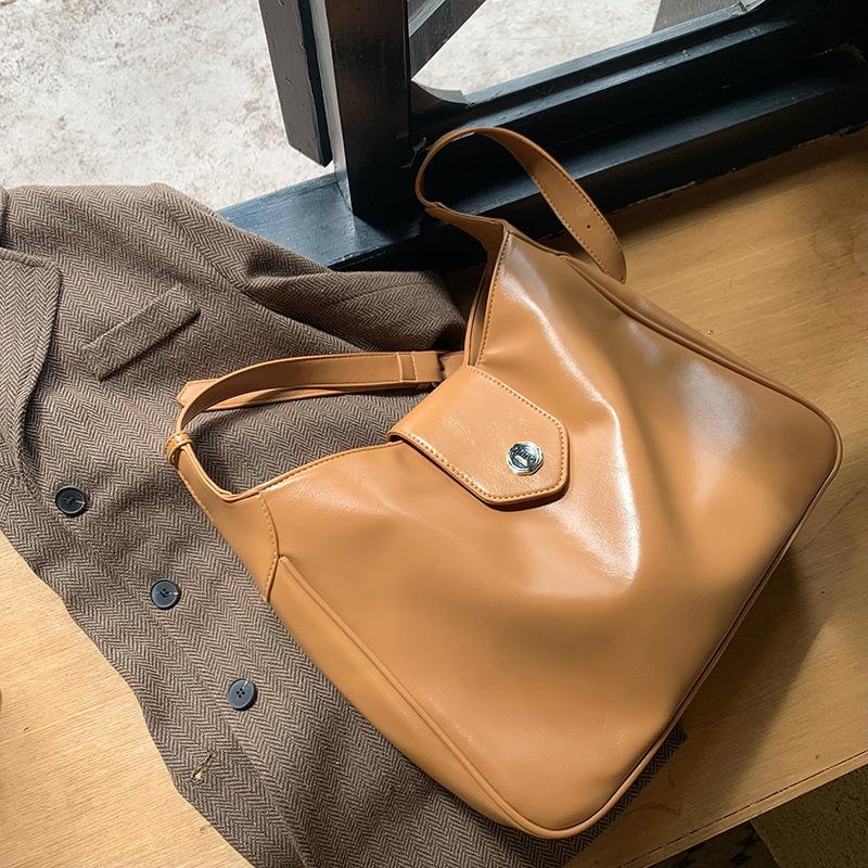 Retro oil wax leather niche design women's bag autumn and winter new versatile single shoulder large capacity messenger bag