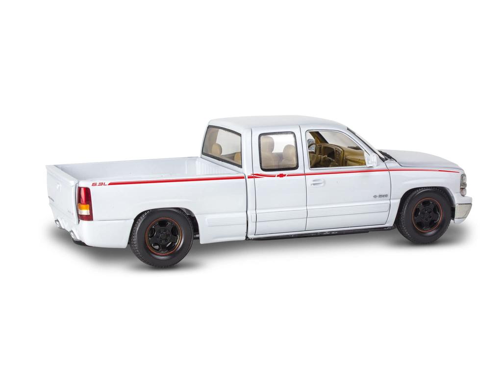 America Revell 1/25 Scale '99 Chevrolet Silverado Custom Pickup Plastic Model Kit 14538 (Pre-painted)