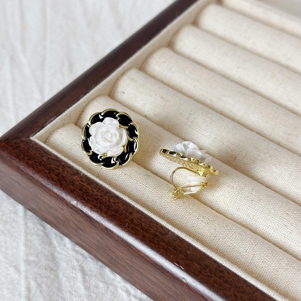 Korean Xiaoxiang Love Heart Earrings: High-End Summer Sweet Design with Niche Oil Drop Accents