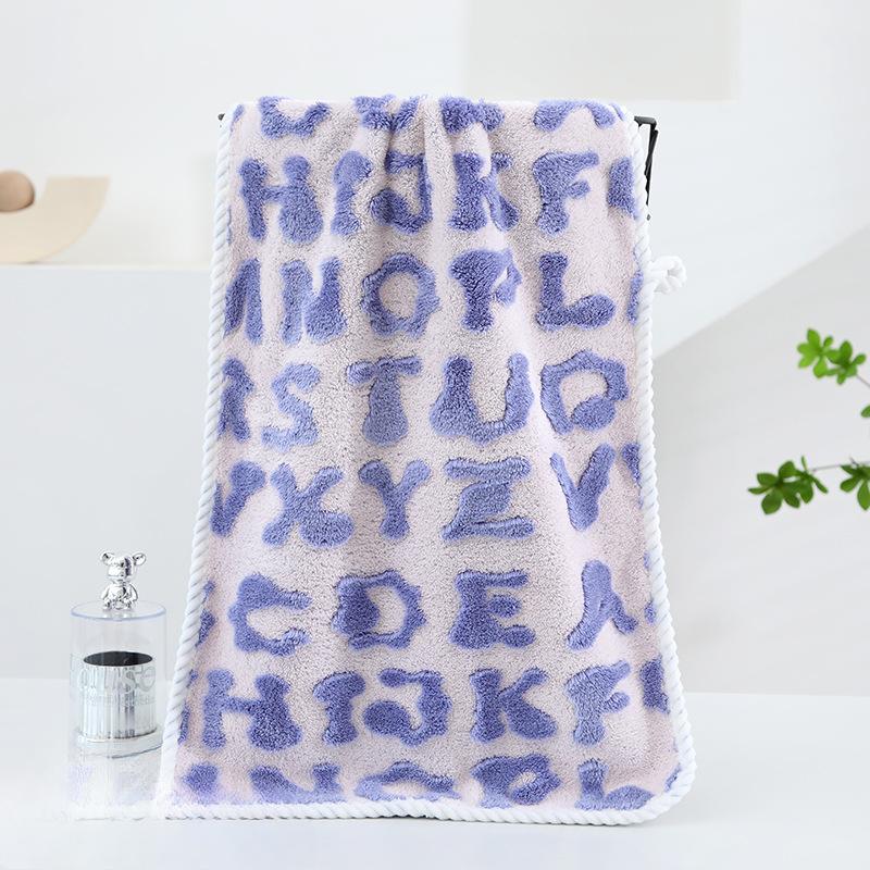

Новые коралловые бархатные жаккардовые полотенца с буквенным принтом на осень и зиму, банные полотенца большего размера и утолщенные, для мужчин и женщин, универсальные домашние полотенца .