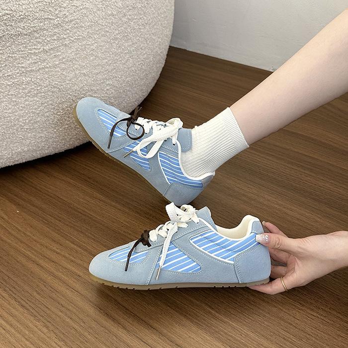 Fashion Women Flat Shoes 2026 Spring Autumn New Outdoor Non Slip Comfortable Casual Shoes Lightweight Soft Sole Lace Up Sneakers