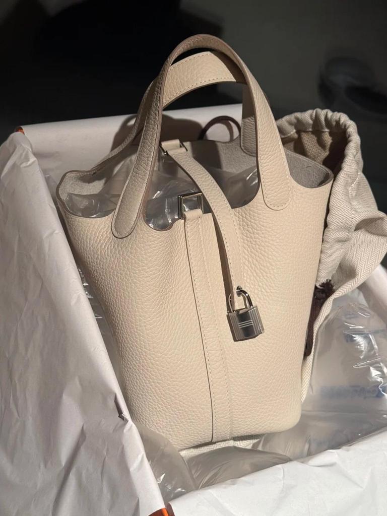 Bolso de Mano para Mujer con Grano de Lichi: Bolso Cubo Versátil, de Alta Gama y de Moda 2025