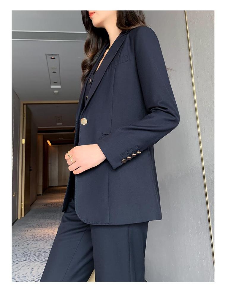 Marken exklusiv: Professionelles High-End Woll-Anzugset für Damen mit Weste und Micro-Flare-Hose für Herbst und Frühling