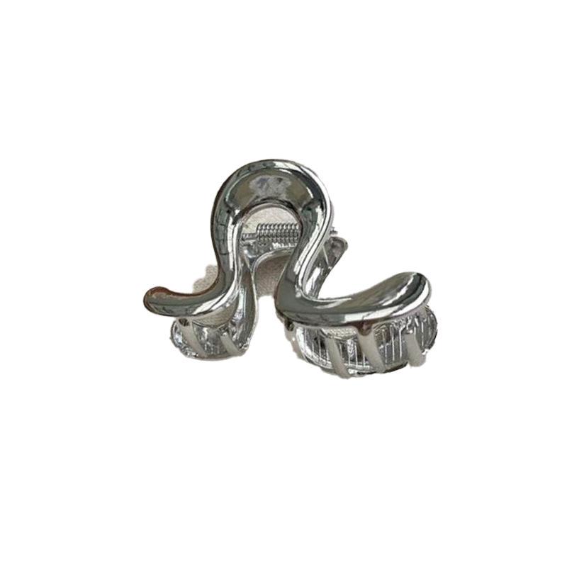 Geometric Sweet Shark Clip: Korean-Style Hair Claw with Auspicious Clouds Design for Chic Updos