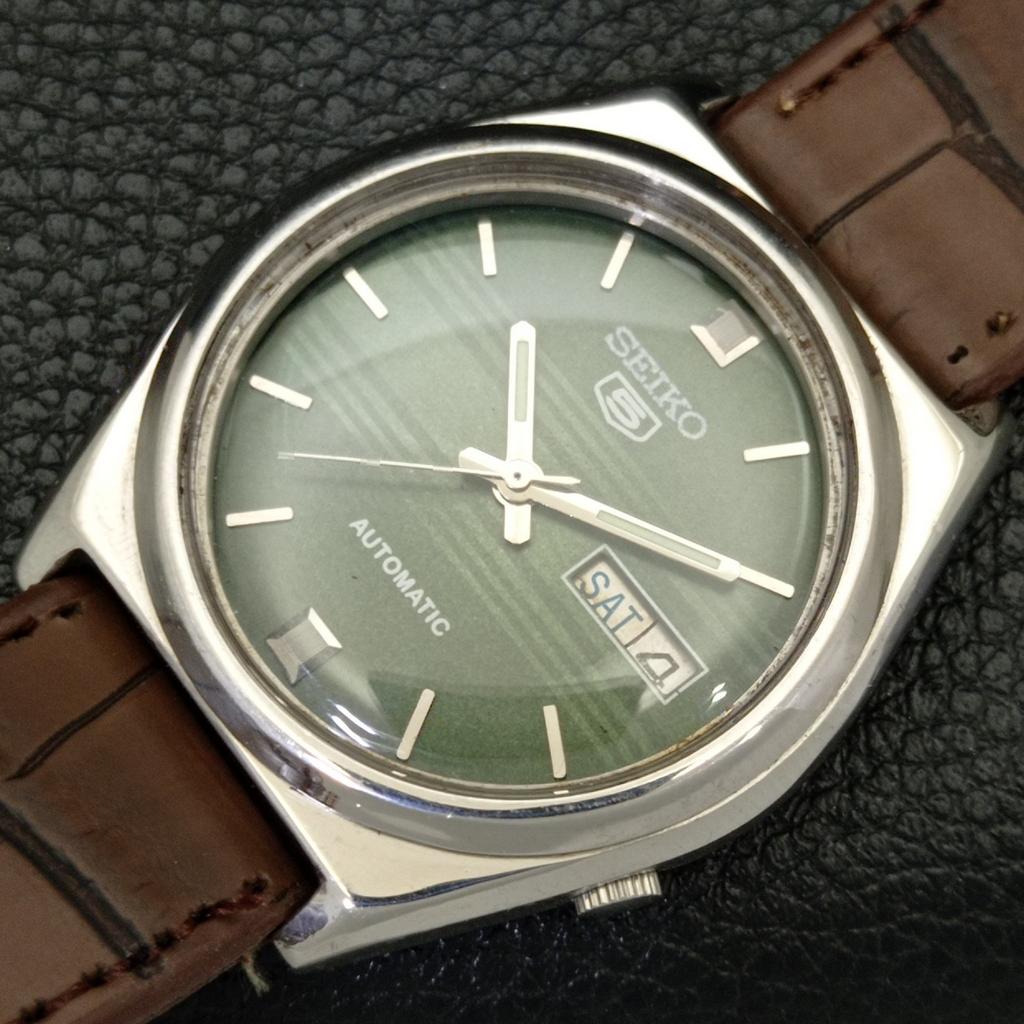 AUTOMATIC VINTAGE SEIKO 5 JAPAN MENS GREEN COLOR DIAL WATCH a701647-5 R206c-a701647