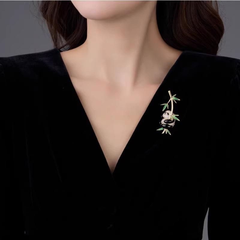 Cute Panda Hugging Bamboo Brooch, Men's and Women's Niche Design Sense Brooch Badge, Elegant Corsage