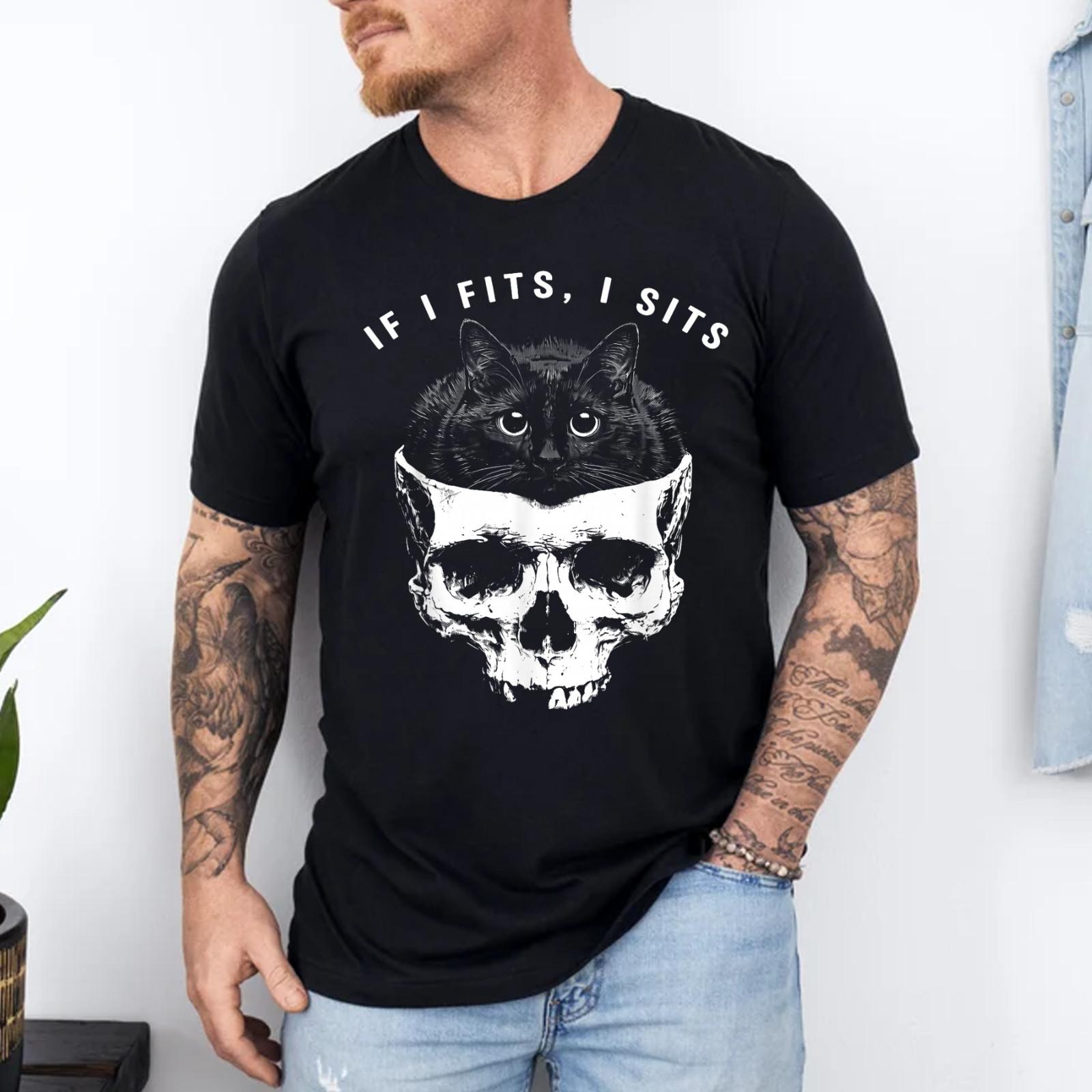 If I Fits I Sits Black Cat Skull Gothic Dark Humor T-Shirt S разноцветный