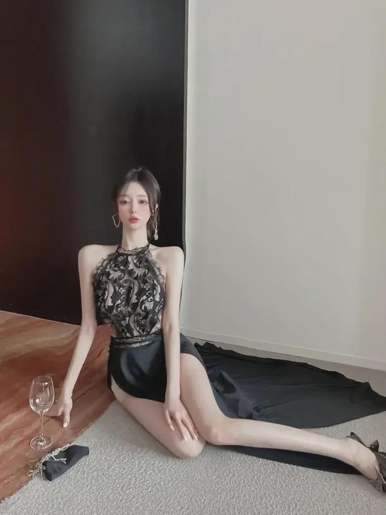 2025 Módní krajkové šaty s vysokým rozparkem a odhalenými zády