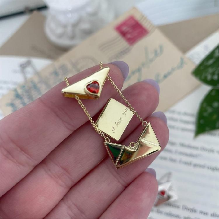 Beautifully Crafted Pendant Necklace Fashionable Neckchain Accessory for Women