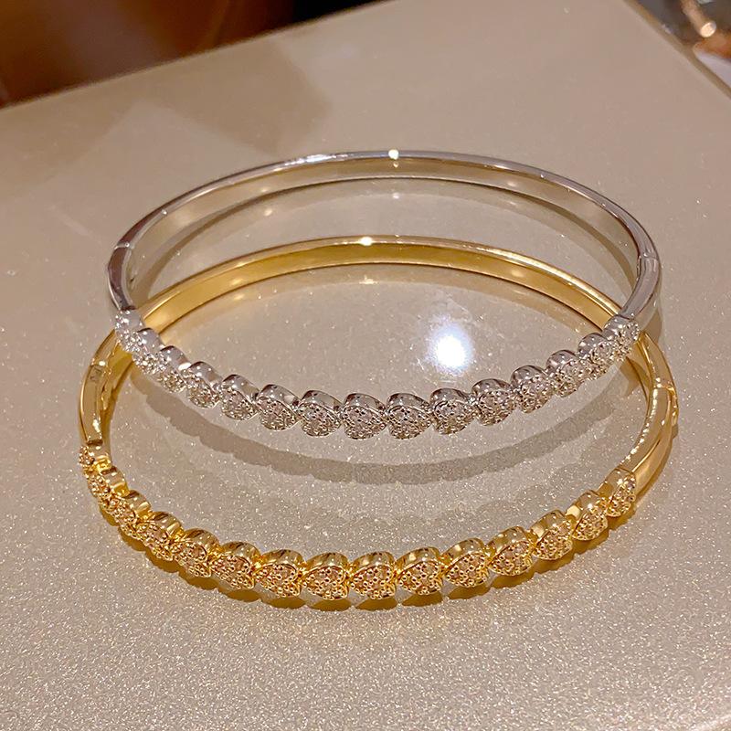 Love Buckle Bracelet, Light Luxury and High-end Bracelet, Fashionable and Simple Niche Hand Jewelry for Women