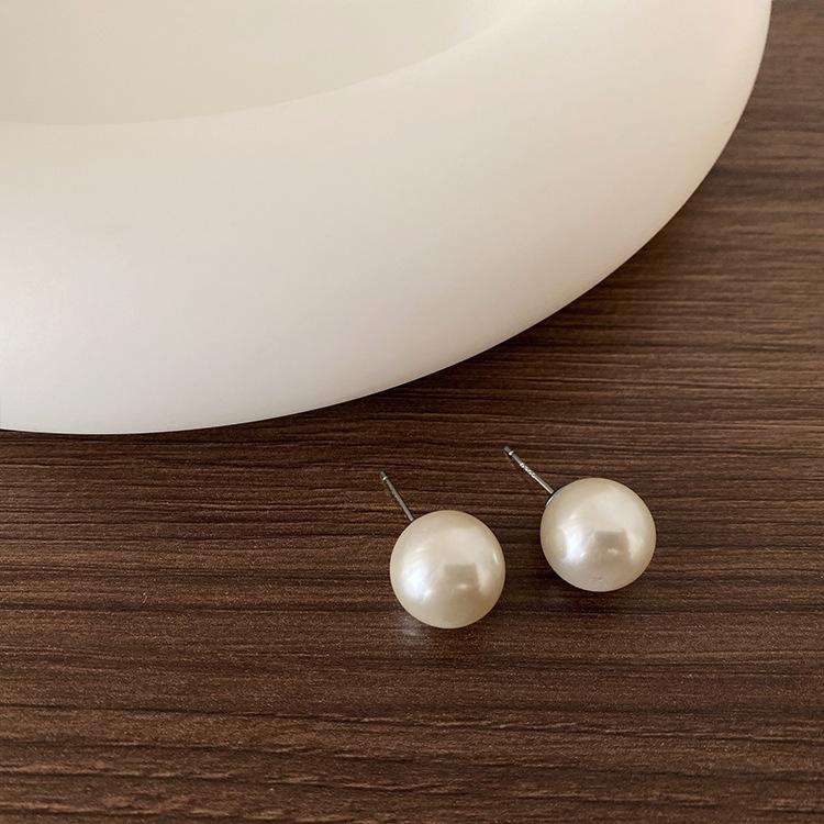 Minimalist Cold Wind Pearl Stud Earrings Female French Retro Hepburn Style Simple Versatile Temperament Earrings Internet Celebrity Earrings