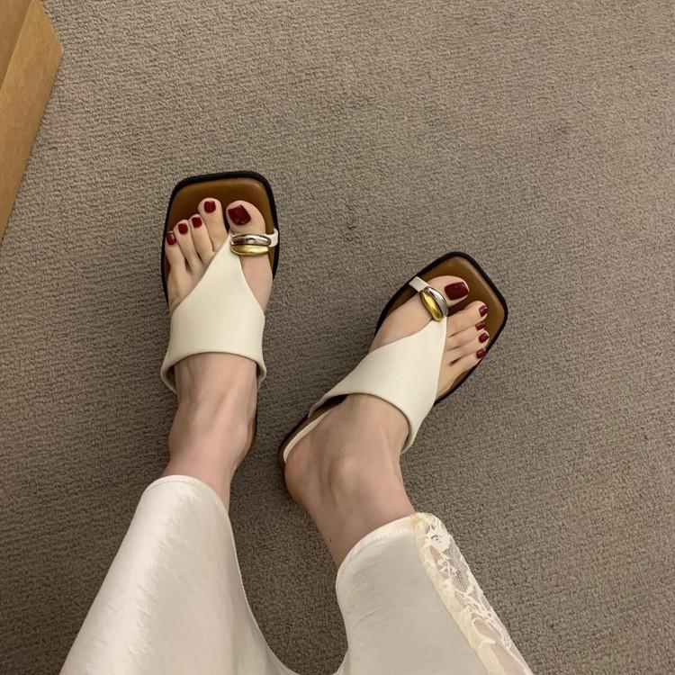 French retro metal buckle cover toe sandals women's 2025 new niche thick-soled one-pedal beach shoes summer wear