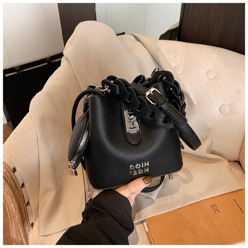 

Niche bags women s new summer shoulder messenger bags are now popular portable bucket bags чорний