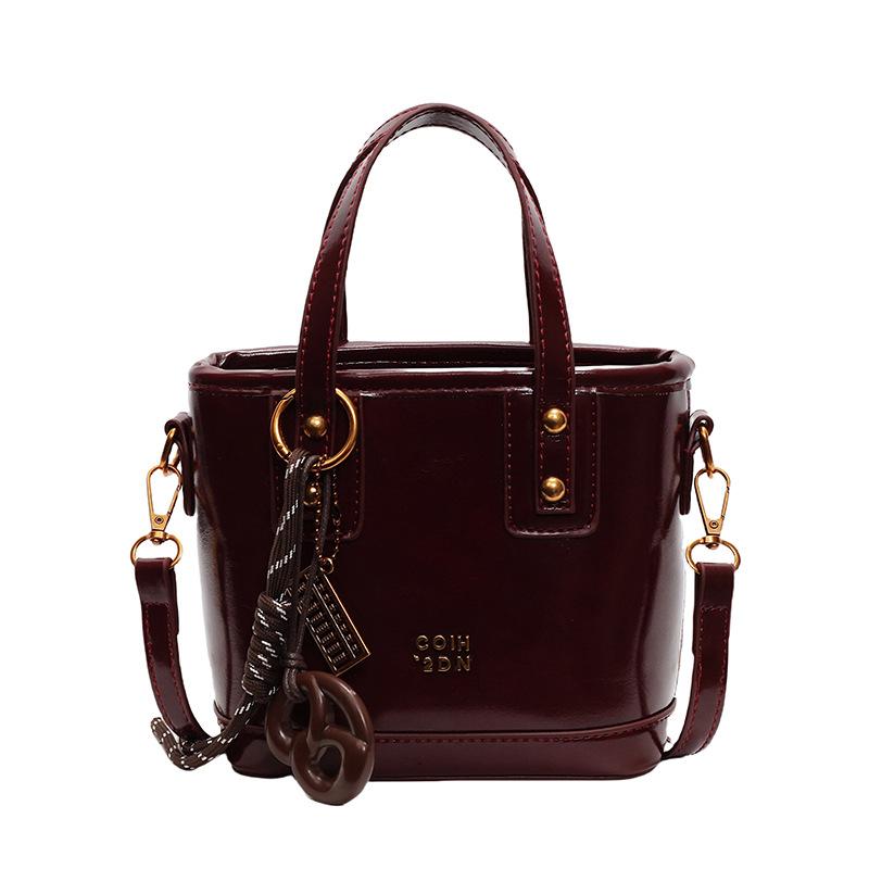 Vintage Maillard Niche Fashionable Oil Wax Leather Portable Bucket Bag, High-end Light Luxury Commuter Versatile Messenger Women's Bag