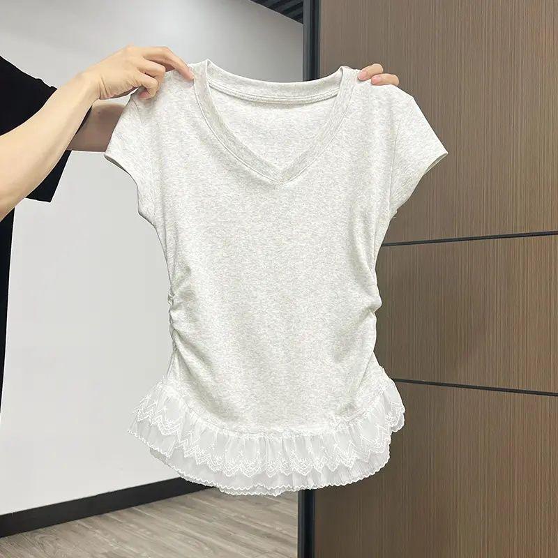 

Женская летняя футболка с V-образным вырезом, кружевной отделкой, приталенного силуэта и оборкой по низу Medium серый