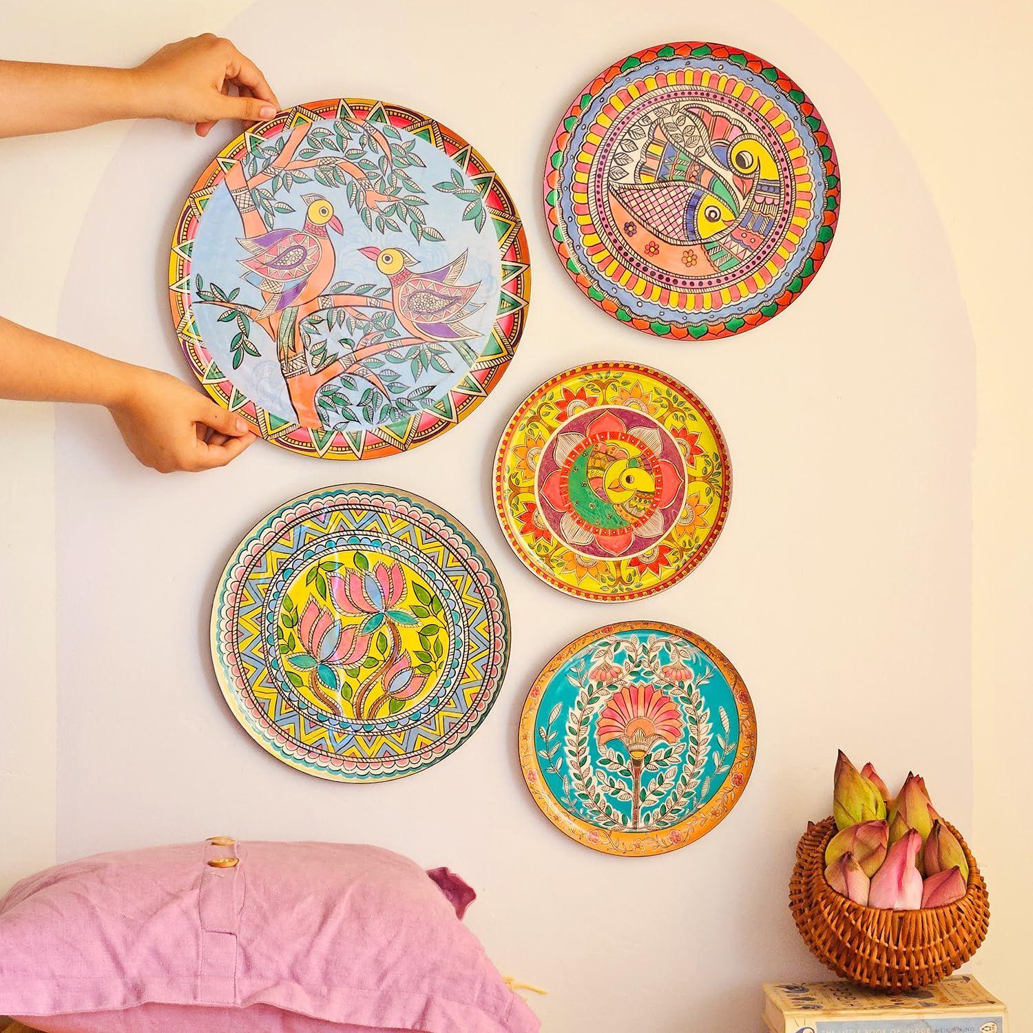 

Мадхубани Настенная тарелка для украшения дома | Предметы настенного декора для гостиной | Металлический настенный декор | настенное искусство | настенный экспонат Набор из 5 тарелок