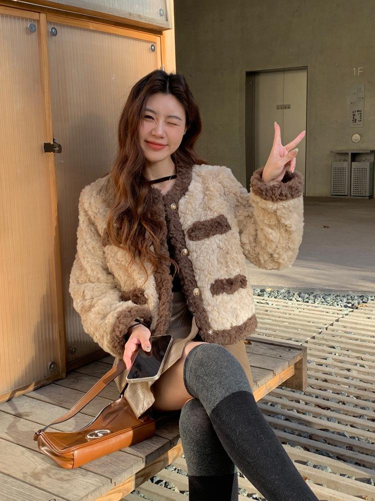 Lamb wool coat women's autumn and winter new short small fragrant wind wool coat retro loose padded plush top
