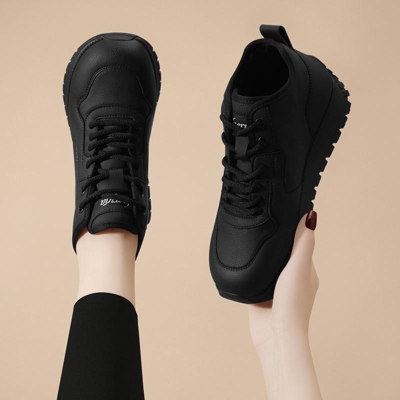 Leather non-slip soft-soled mother shoes, new velvet flat-soled casual and comfortable sports shoes in winter 35