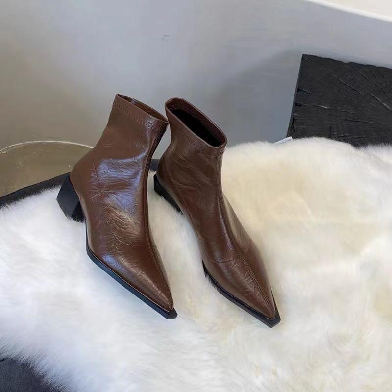 2025 new Internet celebrity popular temperament brown short tube non-slip small bare boots British style retro pointed short boots children