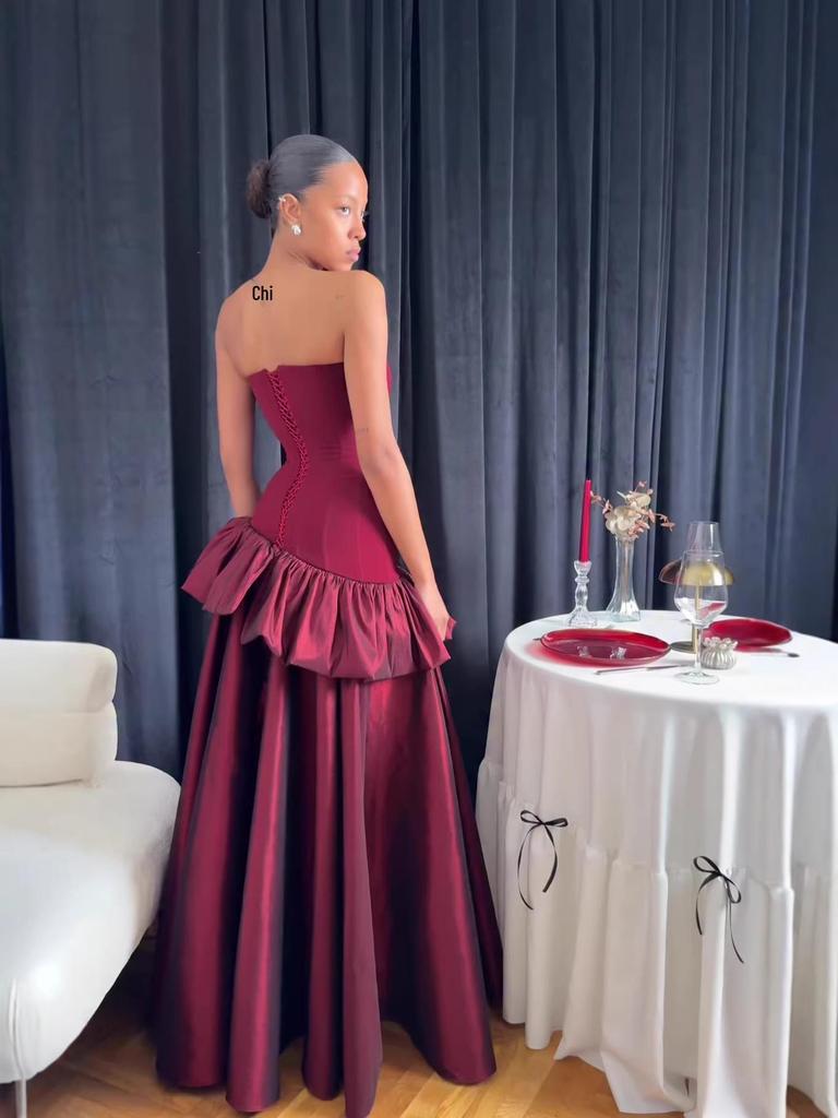 Elegantes ärmelloses langes Ballkleid für Damen - Kollektion Frühjahr 2025