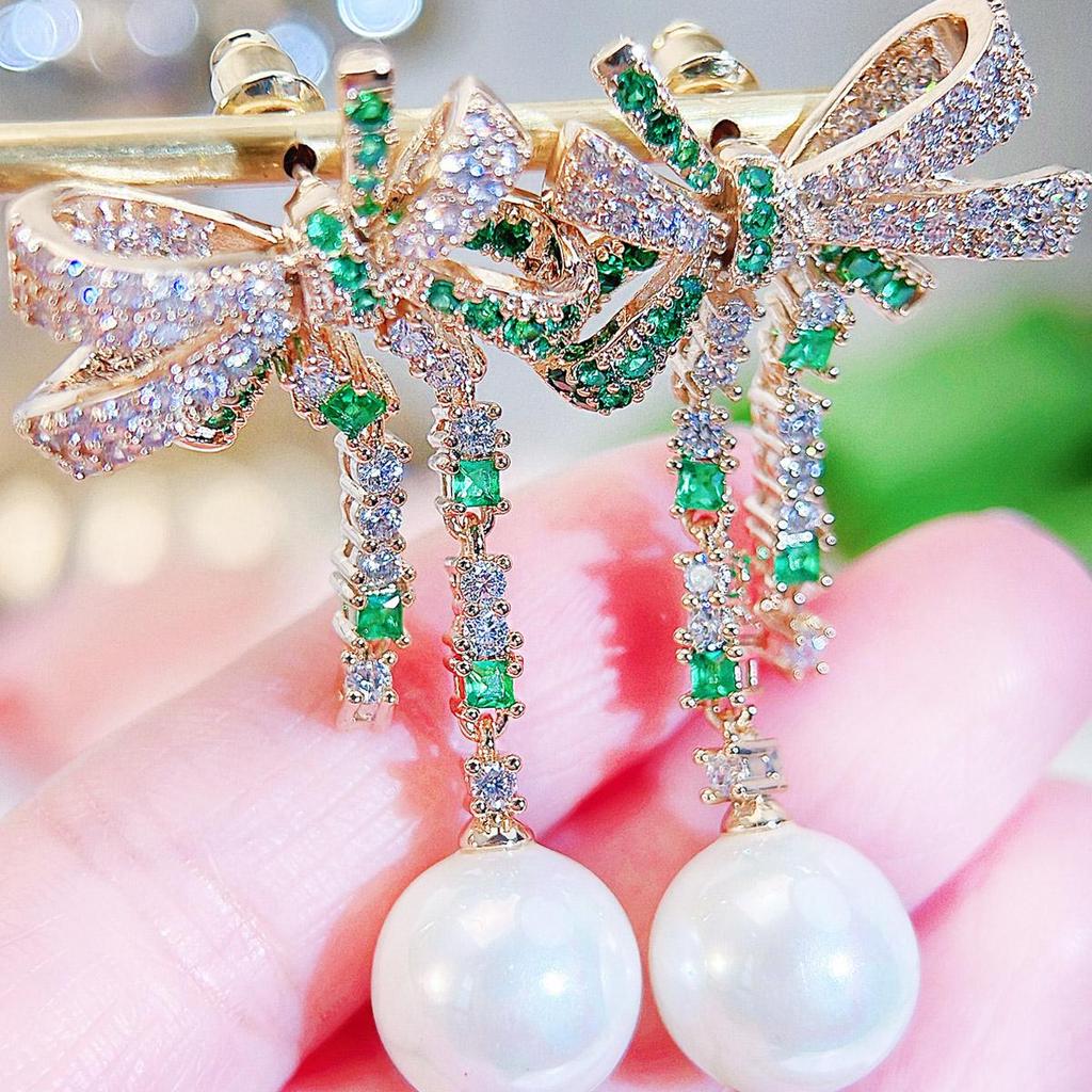 CMM Módní design mašličky s bílými a zelenými zirkony CZ, dámské dlouhé náušnice s umělými perlami pro nevěstu
