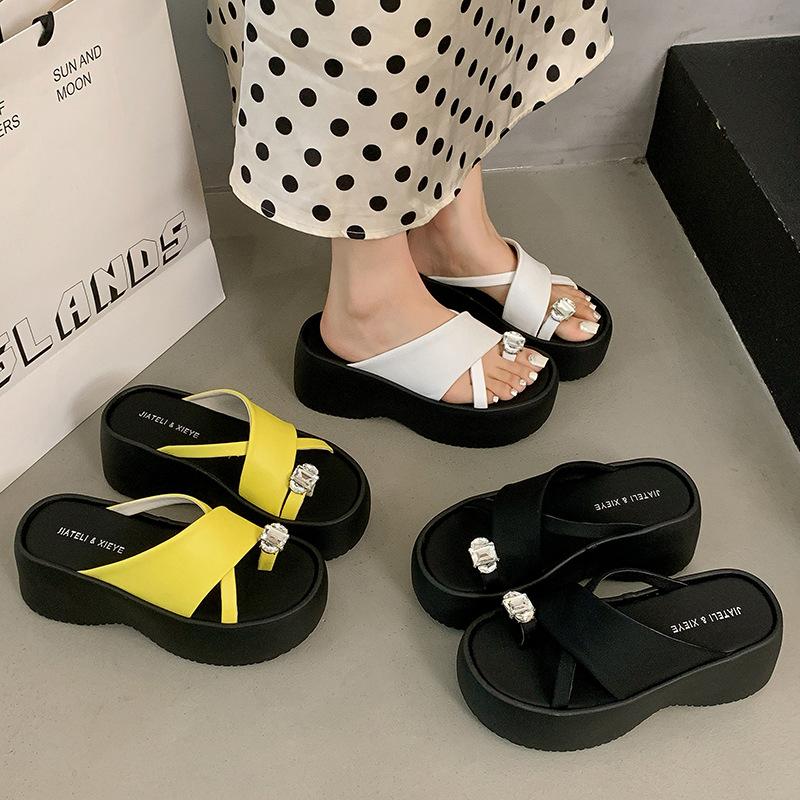 Muffin bottom slippers women's 2025 new outer wear fashionable summer fashionable high sense beach toe thick bottom sandals