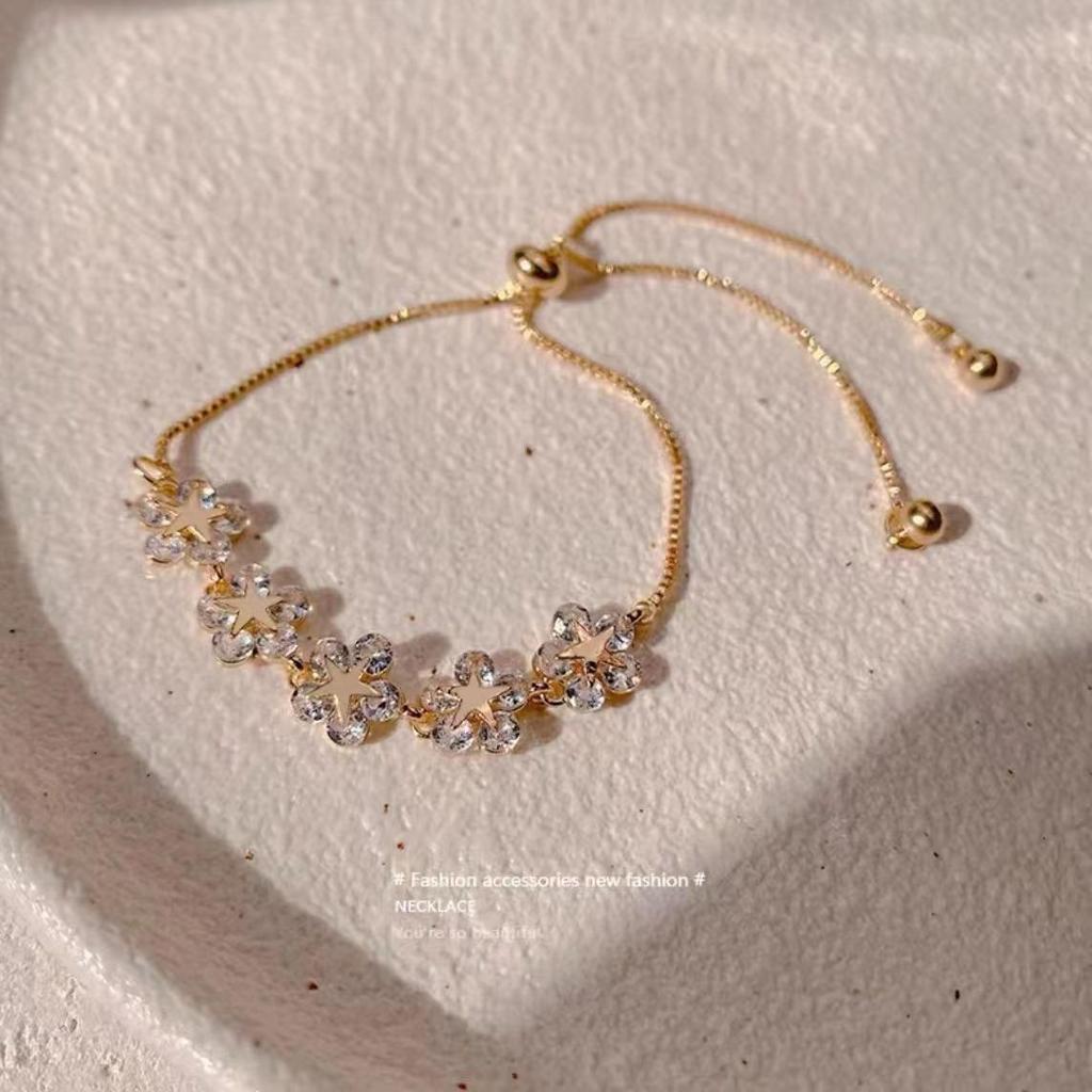 Zircon Flower Bracelet for Women - Trendy Korean Design for Students and Girlfriends, Simple and Stylish In-Hand Jewelry.