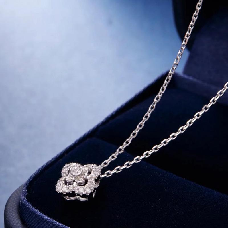 Four-Leaf Clover Necklace for Women: Trendy, Elegant, Versatile Clavicle Chain, Cool Style, and Internet-Favorite.
