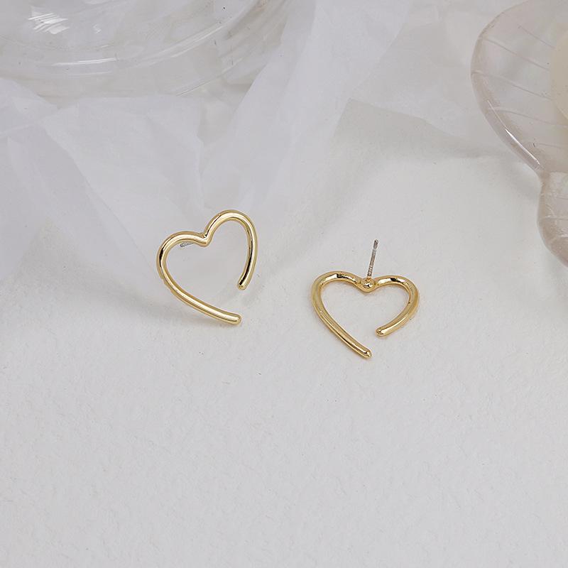 Silver Needle Non-Piercing Heart Earrings for Women - Minimalist, Simple Lines, Niche Design Ear Jewelry