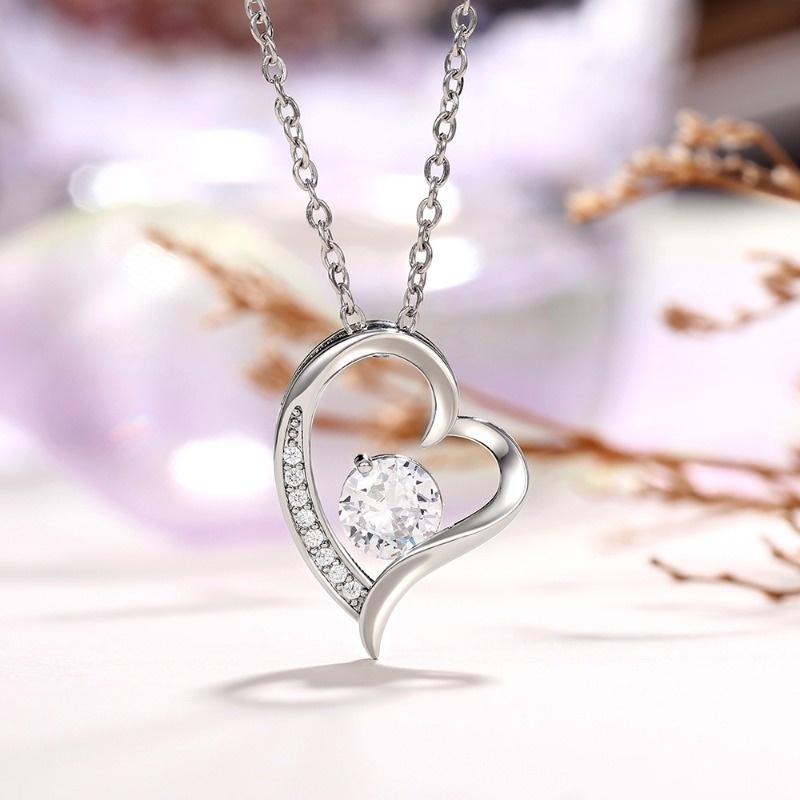 1Pc Fashionable, Inlaid with Synthetic Zircon, Love-shaped Necklace, Light Luxury Niche Design Zircon Pendant.