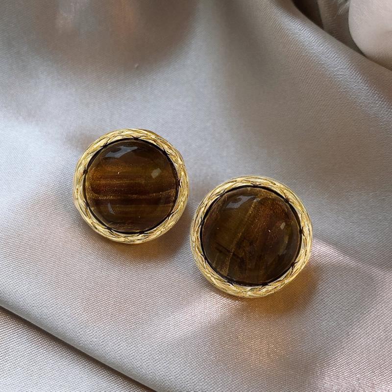 New round retro temperament stud earrings for women, small, exquisite and simple earrings, high-end light luxury ear jewelry