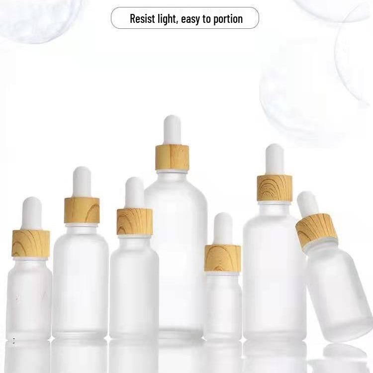 Mattschwarze Frosted Glass Flasche für ätherische Öle mit Holzmaserungsring und Tropfer/Sprühaufsatz