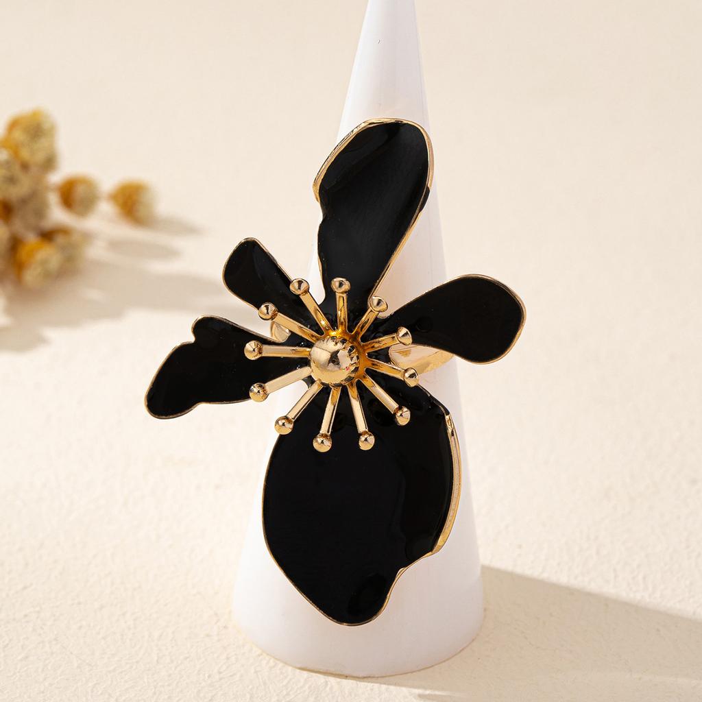 Elegancki, przesadny pierścionek z kwiatem pokryty emalią jest odpowiedni do noszenia na co dzień i może być podarowany przyjaciołom.