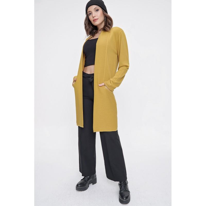 

Трикотажный кардиган из лайкры с отложным воротником и двойными карманами на рукавах