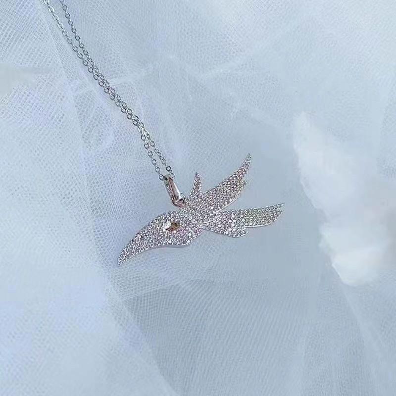 Fashionable Lol Feather Necklace Featuring Geometric Shape And Gorgeous Blue Color Design