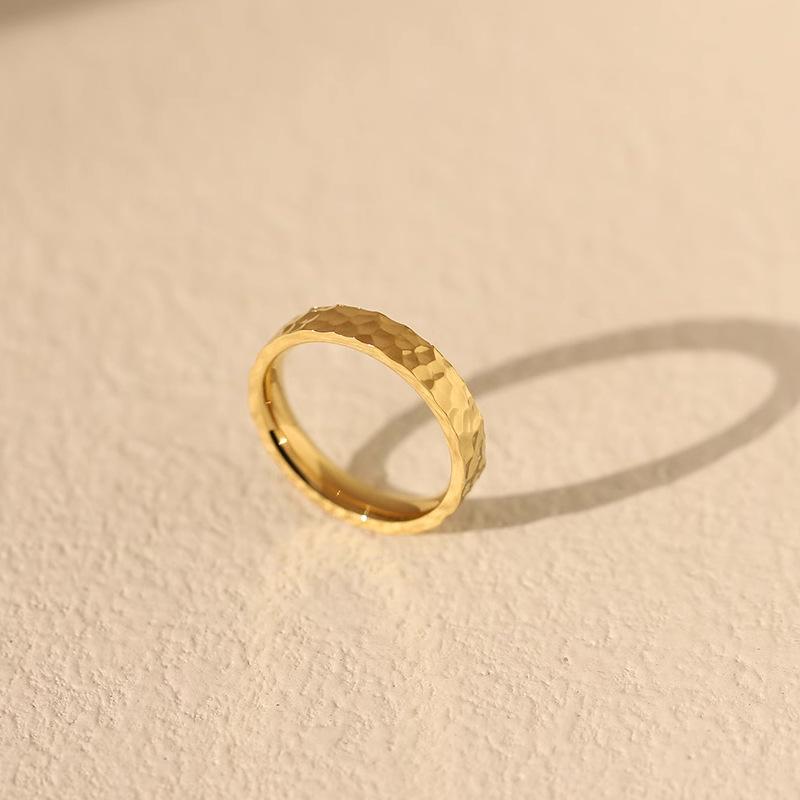 Simple crushed ice titanium steel ring - fade-resistant 8k gold water ripple hand-hammered texture