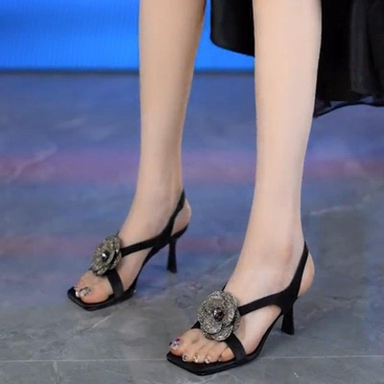 

French square head high heels 2025 summer new temperament camellia flower hollow thick heel open toe fashion sandals women 40 чорний
