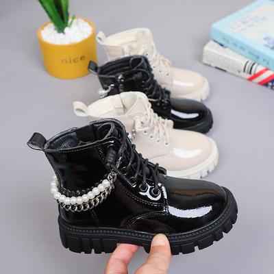 Dziewczęce buty Martin 2025 nowe wiosenno-jesienne dziecięce pojedyncze buty perłowy łańcuch księżniczka skórzane buty miękka podeszwa czarne krótkie buty fala
