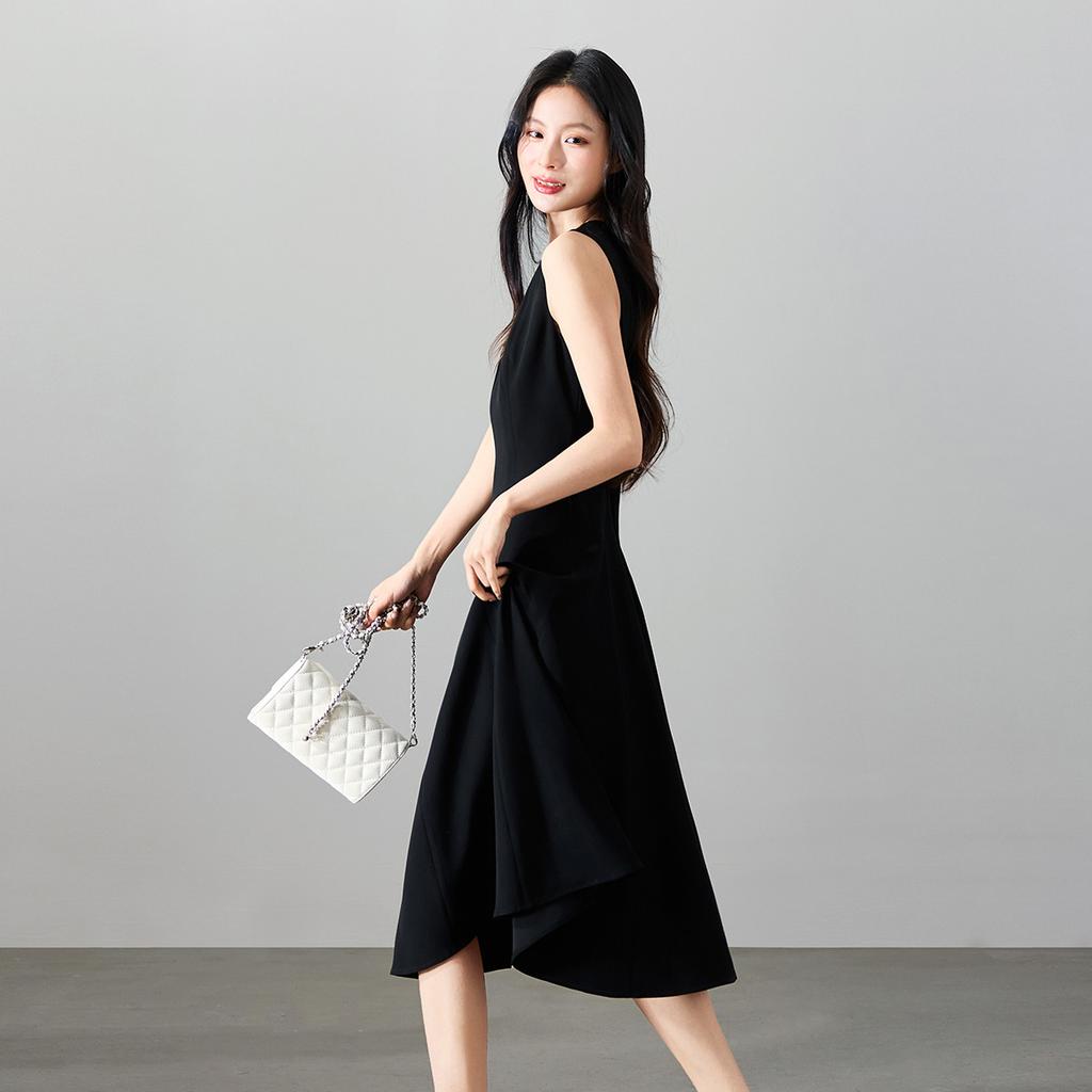 Minimalist round neck sleeveless vest dress for 2026 spring fashion, versatile and slimming, mid length dress